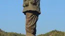 Patung tertinggi dunia, "Statue Of Unity", yang dibangun di negara bagian Gujarat, Selasa (30/10). Patung sebagai bentuk penghormatan bagi Sardar Vallabhbhai Patel ini akan diresmikan oleh PM India, Narendra Modi pada 31 Oktober. (SAM PANTHAKY/AFP)
