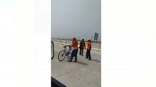 Bapak Ini Bersepeda Lawan Arah di Jalan Tol