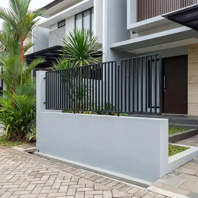 Model Pagar Rumah dengan Kombinasi Tembok Rendah dan Besi Tipis