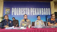 Konferensi pers kasus temuan jasad perempuan di basement DPRD Riau. (Liputan6.com/M Syukur)