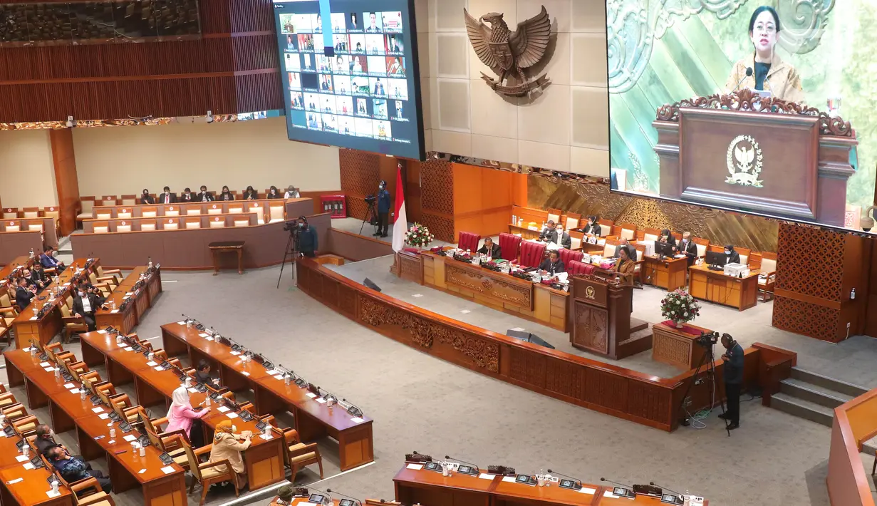 Ketua DPR Puan Maharani memberikan sambutan saat rapat paripurna ke-28 masa persidangan V tahun 2021-2022 di Kompleks Parlemen, Senayan, Jakarta, Kamis (7/7/2022).  Rapat Paripurna tersebut mendengarkan pendapat fraksi terhadap RUU usul inisiatif Komisi IV DPR tentang konservasi sumber daya alam hayati dan ekosistemnya. (Liputan6.com/Angga Yuniar)