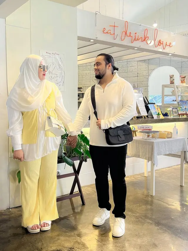 7 Potret Mesra Tasyi Athasyia dan Suami, Kerap Bikin Netizen Iri