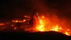 Petugas pemadam kebakaran menggunakan pembakaran terkontrol untuk menghentikan kebakaran hutan yang terus menyebar di dekat Cebreros, provinsi Ávila, Spanyol, Selasa, 28 Juli 2026. (AP Photo/Manu Fernandez)