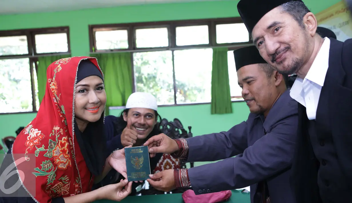 Ria Irawan berpose menunjukan buku nikah seusai Ijab Qabul di KUA Cilandak, Jakarta, Jumat (23/12). Sebelumnya, Ria Irawan sudah pernah menikah dengan seorang pengusaha bernama Yuma Wiranatakusumah pada 1997 silam. (Liputan6.com/Herman Zakharia)