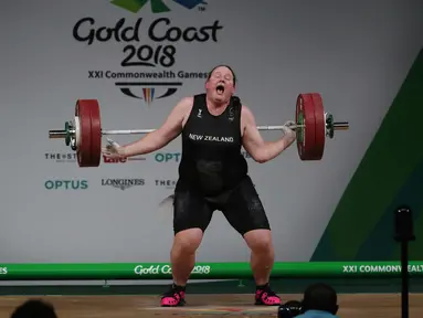 Laurel Hubbard saat gagal mengangkat besi dalam perebutan final angkat besi wanita + 90kg pada Commonwealth Games 2018 di Gold Coast, Australia, (9/4). Hubbard merupakan atlet angkat besi transgender asal Selandia Baru. (AP Photo/Manish Swarup)