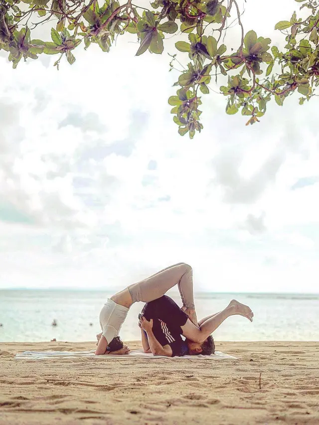 7 Potret Shandy Aulia Lakukan Yoga di Pantai, Curi Perhatian
