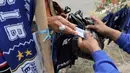 Transaksi antara pedagang dan pembeli jersey Persib Bandung di Stadion Si Jalak Harupat, Bandung, Sabtu (24/10/2015). (Bola.com / Nicklas Hanoatubun)