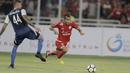 Gelandang Persija Jakarta, Riko Simanjuntak, berusaha melewati bek Arema FC, Arthur Cunha, pada laga Liga 1 di SUGBK, Jakarta, Sabtu (31/3/2018). Persija menang 3-1 atas Arema FC. (Bola.com/M Iqbal Ichsan)