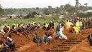 Relawan bersiap memakamkan massal korban banjir dan tanah longsor di sebuah pemakaman di Sierra Leone, Freetown, (17/8). Pemerintah setempat telah mengubur 350 orang yang tewas akibat musibah tersebut. (AP Photo/Kabba Kargbo)
