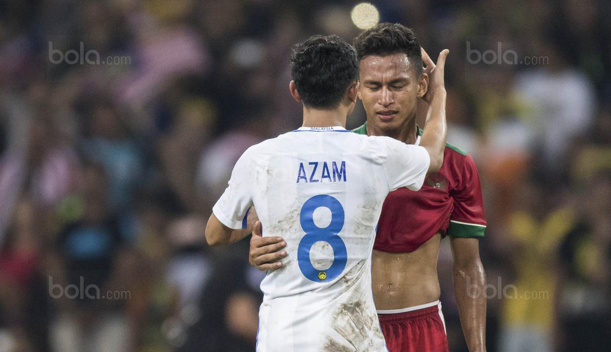 Pemain Malaysia menghibur gelandang Timnas Indonesia, Osvaldo Haay, yang sedih karena kalah pada laga semifinal SEA Games di Stadion Shah Alam, Selangor, Sabtu (26/8/2017). Indonesia kalah 0-1 dari Malaysia. (Bola.com/Vitalis Yogi Trisna)