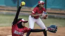 Atlet softball Indonesia, Wa Ode Saputriani, berusaha melempar bola saat melawan Korea Selatan pada laga Asian Games di Lapangan Softball Senayan, Jakarta, Selasa (21/8/2018). Indonesia kalah 2-4 dari Korsel. (Bola.com/Vitalis Yogi Trisna)