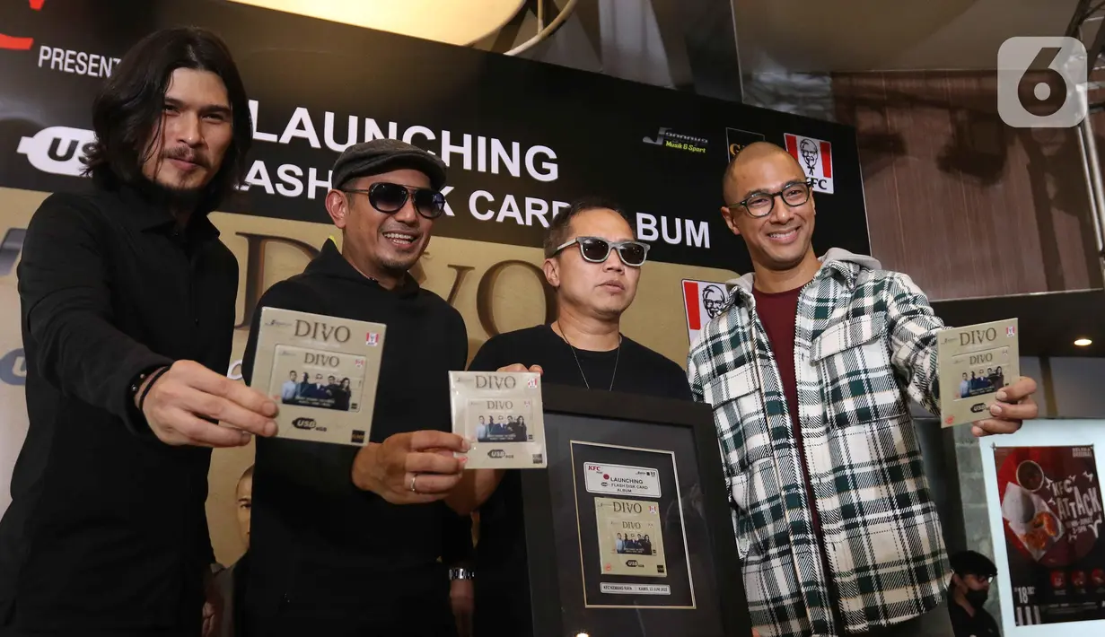 Penyanyi Virzha, Rio Febrian, Sandhy Sandoro dan Marcel Siahaan saat launching album USB Flash Disk Card di kawasan Kemang, Jakarta, Kamis (23/6/2022). Album USB flash disk card yang bertajuk DIVO (Cerita Tentang Cinta) ada  5 penyanyi Pria ada Sandhy Sondoro, Rio Febrian, Marcell, Virzha dan juga Bams, yang berisi 10 lagu pilihan. (Liputan6.com/Herman Zakharia)