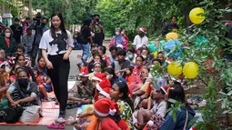 Dalam menyambut perayaan Natal 2022, wanita yang acap disapa Clia ini melakukan aksi sosial berbagi kasih dengan anak-anak jalanan di Jakarta. (Bola.com/Bagaskara Lazuardi)
