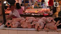 Pedagang menata daging ayam di Pasar Senen, Jakarta, Selasa (26/4/2022). Harga sejumlah bahan pangan di Jakarta terpantau mengalami kenaikan jelang Lebaran, di antaranya daging sapi dan ayam. (Liputan6.com/Angga Yuniar)