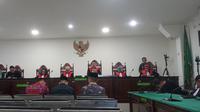 Mantan Gubernur Bengkulu Rohidin Mersyah yang terjaring Operasi Tangkap Tangan (OTT) Komisi Pemberantasan Korupsi (KPK) pada November 2024 divonis 10 tahun penjara oleh Majelis Hakim Pengadilan Negeri Bengkulu. Liputan6/Yuliardi Hardjo)