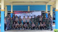 Gabungan personel TNI-Polri berfoto bersama sebelum gelar bakti sosial di Pelabuhan Kayan II di Kecamatan Tanjung Selor, Kabupaten Bulungan, Kalimantan Utara.
