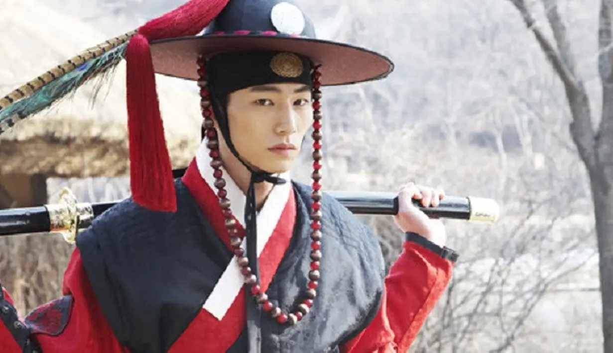 Song Jae Rim tampil memukau ketika dirinya mengenakan hanbok. Hal itu dapat dilihat saat dirinya bermain dalam drama The Moon Embracing the Sun. (Foto: soompi.com)
