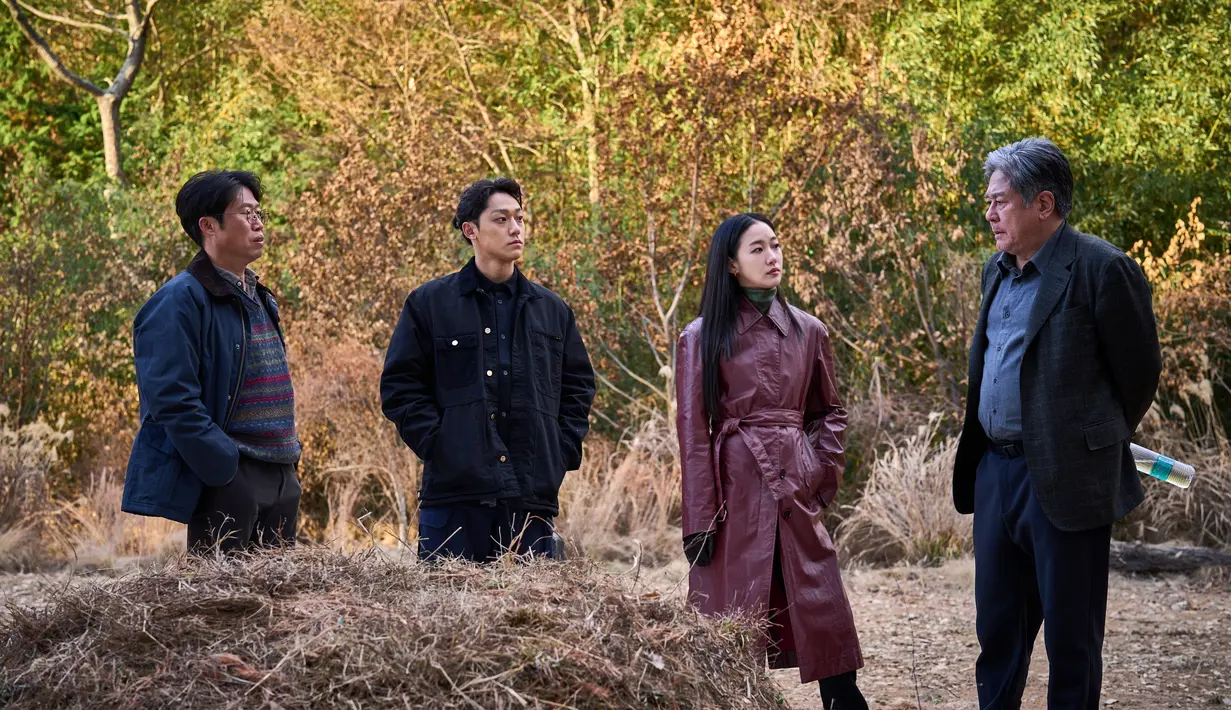 Potongan gambar lainnya menggambarkan empat orang di depan kuburan, meningkatkan antisipasi atas penampilan kolaboratif mereka dan memperdalam intrik tentang dinamika menawan yang akan mereka singkapkan dalam film tersebut. (Foto: Showbox via Soompi)