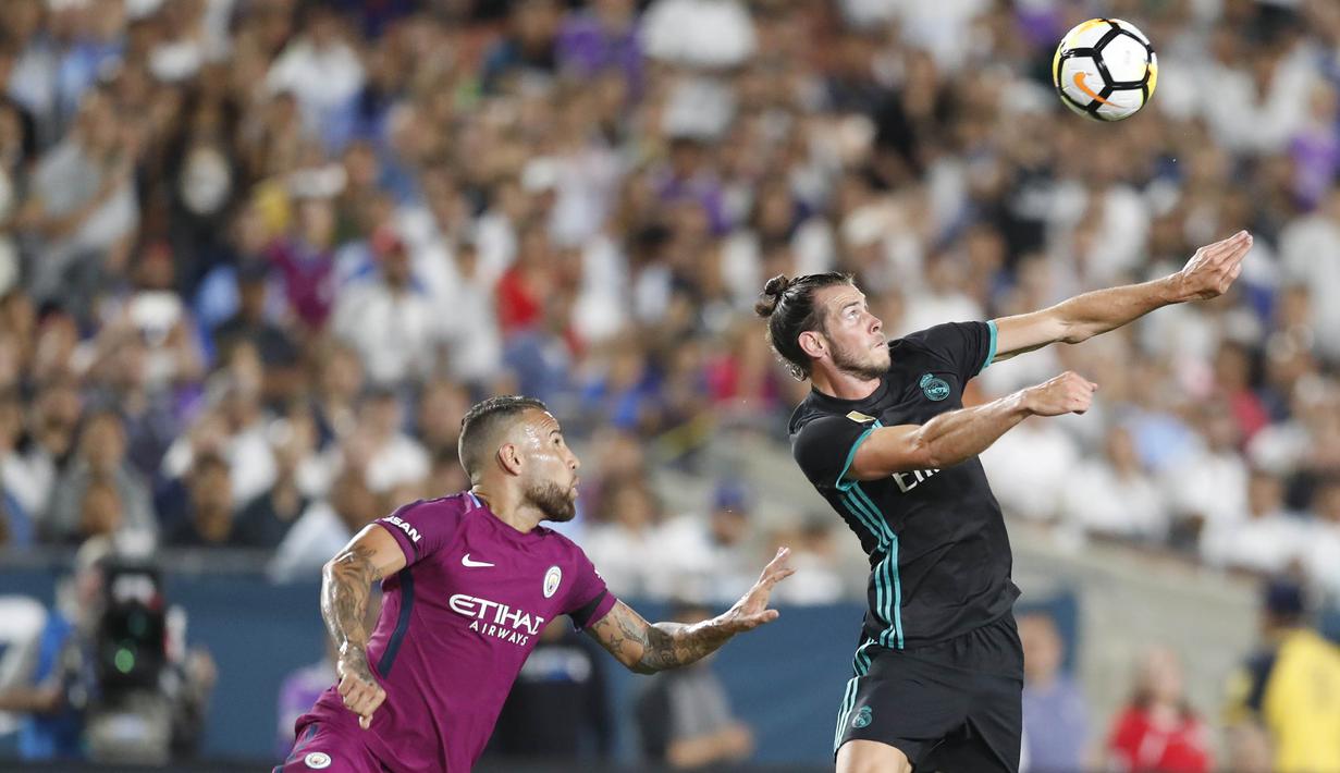 Gelandang Real Madrid, Gareth Bale, berebut bola dengan bek Manchester City, Nicolas Otamendi, pada laga ICC di Stadion Memorial Coliseum, California, Rabu (26/7/2017). Manchester City menang 4-1 atas Real Madrid. (EPA/Paul Buck)