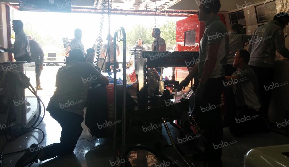 Siluet mobil Manor Racing, MRT05, yang dikendarai Rio Haryanto seusai latihan bebas ketiga F1 GP Spanyol di Sirkuit Catalunya, Spanyol, Sabtu (14/5/2016). (Bola.com/Reza Khomaini)