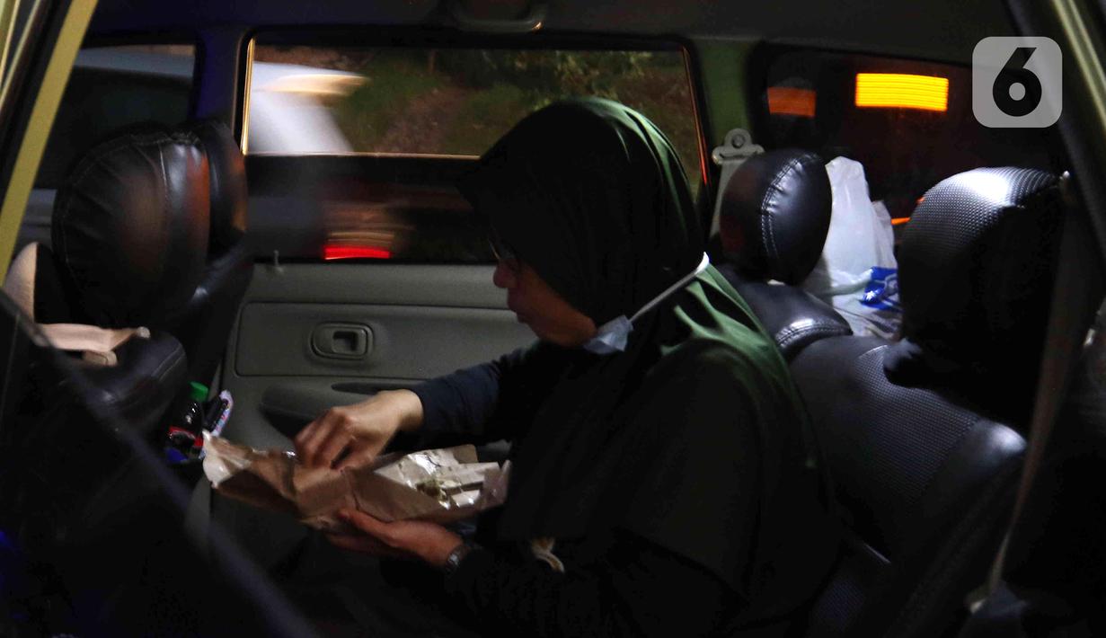 <p>Pemudik berbuka puasa Ramadhan sambil beristirahat di KM 102 ruas Tol Cikopo-Palimanan, Subang, Jawa Barat, Kamis (28/4/2022). Padatnya sejumlah rest area di sepanjang jalan tol Trans Jawa membuat pemudik memanfaatkan bahu jalan untuk berbuka puasa dan istirahat sejenak. (Liputan6.com/Herman Zakharia)</p>