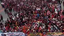 Ratusan orang dari Laskar Dewaruci menggelar aksi long march menuju Gedung MK di Bundaran HI, Jakarta, (8/10/14). (Liputan6.com/Johan Tallo) 