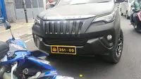 Mobil Toyota Fortuner hitam yang diduga menggunakan pelat nomor dinas Polri palsu di Jatinegara diberhentikan polantas. (Istimewa)