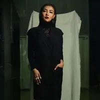 Bella Shofie. (Outwear+kaos by @iroo_indonesia. Skirt by Day n Night. Accecories by @mondial. Fotografer by NickyGunawan +62878 8532 2924 IG @nicknock_28. Fashion Stylist by @iwanlatiff. Make-up by @bubahalfian. Lokasi: Foundry SCBD)