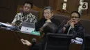 Terdakwa dugaan suap jual-beli jabatan di lingkungan Kemenag, M Romahurmuziy (kiri) saat menjalani sidang lanjutan di Pengadilan Tipikor, Jakarta, Rabu (23/10/2019). Sidang mendengar keterangan saksi, salah satunya Kepala Kemenag Gresik Muafaq Wirahadi (Liputan6.com/Helmi Fithriansyah)