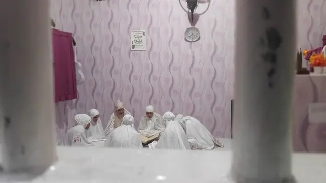 Sejumlah narapidana Lapas Perempuan Pekanbaru membaca Al-Qur'an untuk mengisi kegiatan Ramadan.