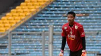 Kurnia Meiga saat latihan di Stadion GBK, Sabtu (3/5/2014). (Liputan6.com/Helmi Fithriansyah)