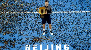 Petenis Inggris Raya, Andy Murray mengangkat trofi sebagai juara turnamen China Open setelah mengalahkan petenis Bulgaria Grigor Dimitrov, di Beijing, Minggu (9/10). Ini adalah gelar ke-40 Murray dalam karirnya di tenis profesional. (REUTERS/Stringer)