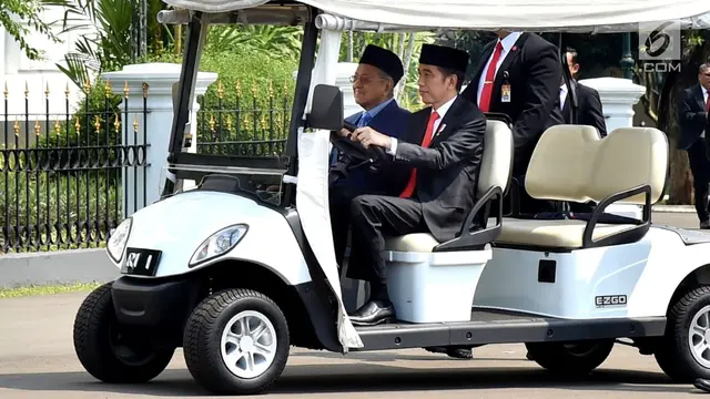 Naik Mobil Golf, Jokowi Jadi Sopir Mahathir Mohamad di Istana Bogor
