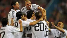 Real Madrid's Dutch striker Ruud Van Nistelrooy is surrounded by teammates after scoring against Atletico Madrid during a Spanish league match at Vicente Calderon stadium in Madrid on October 18, 2008. AFP PHOTO/PHILIPPE DESMAZES 