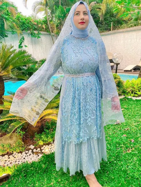 Tampil elegan saat ke pesta, bisa pilih dress brokat seperti content creator Tasyi Athasyia ini. Namun jangan lupa tambahkan ikat pinggang untuk mempertegas lekuk tubuh. (Instagram/tasyiiathasyia).
