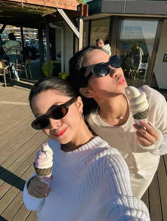 Begini potret kebersamaan Yoriko Angeline dan Azizah Salsha saat menikmati waktu bersama di Jepang. Kedua sahabat ini pun tampil kompak mengenakan busana senada bernuansa putih yang terlihat menawan. (Liputan6.com/IG/@yorikooangln_)