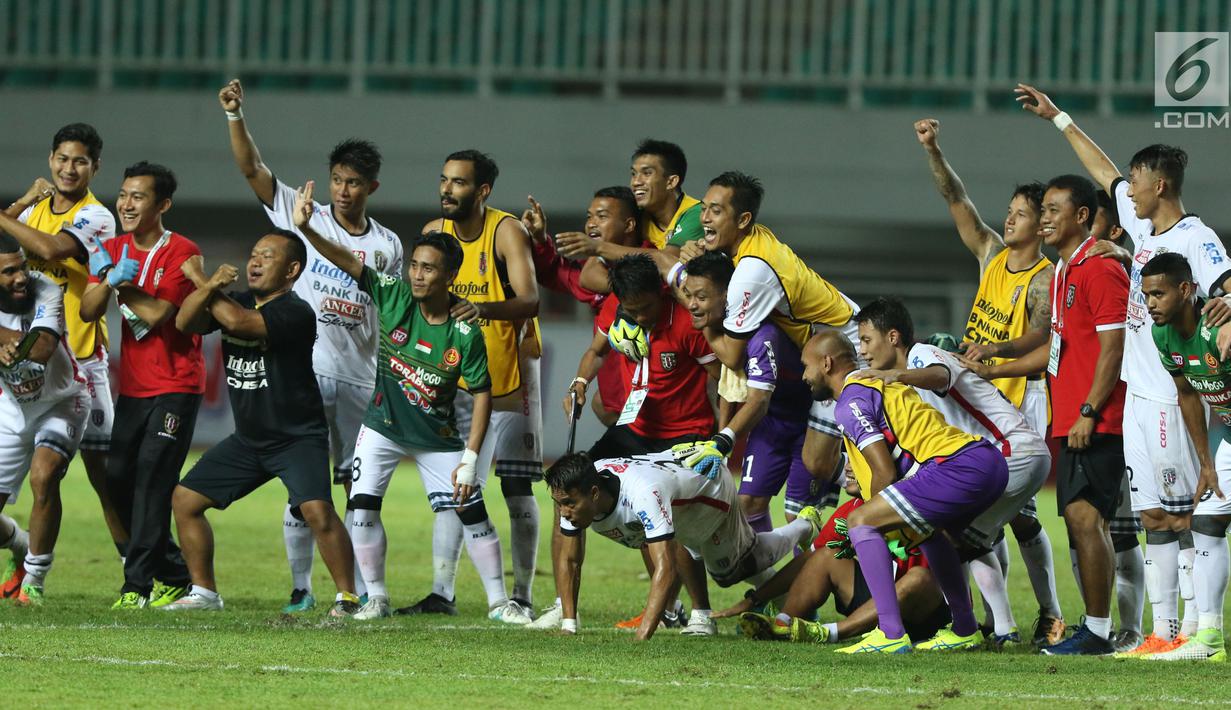 Pemain Bali United merayakan kemenangan atas PS TNI dilanjutan Liga 1 Indonesia di Stadion Pakansari, Kab Bogor, Senin (10/7). Laga dimenangkan Bali United dengan skor 4-3. (Liputan6.com/Helmi Fithriansyah