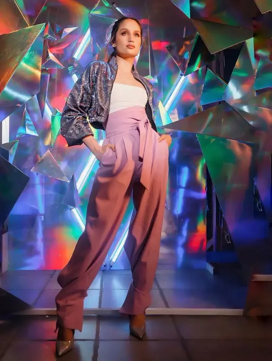 Dalam obrolan yang diunggah di channel YouTube THE POWDER ROOM TALK, perempuan berdarah Indonesia-Jerman itu mengaku tak butuh cinta dan teman. Ia melakukan demi kebahagiaan yang ia temukan di Indonesia.
 (Instagram/claurakiehl)