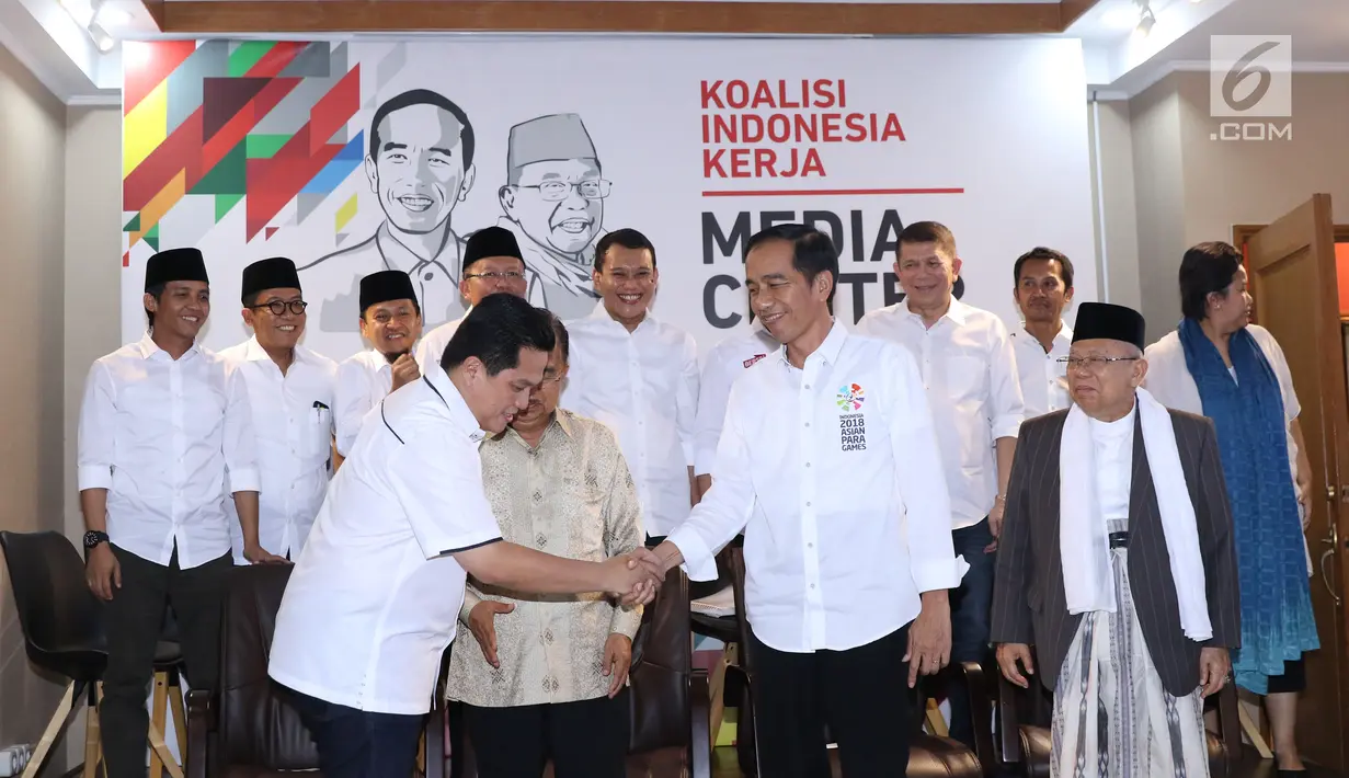 Bakal Calon Presiden petahana, Joko Widodo (kedua kanan depan) bersalaman Ketua Tim Kampanye Nasional Jokowi/Ma’ruf Amin, Erick Thohir usai penetapan di Jakarta, Jumat (7/9). (Liputan6.com/Helmi Fithriansyah)