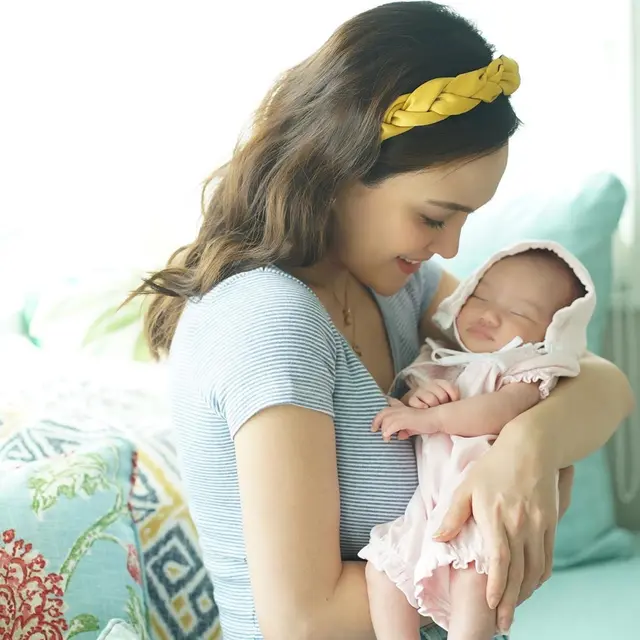 6 Potret Shandy Aulia saat Momong Anak, Bak ABG