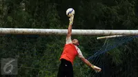 Salah satu kiper Persija, Reky Rahayu menghalau bola saat latihan di NYTC, Sawangan, Depok, Senin (2/11/2015). Latihan ini persiapan jelang turnamen Piala Jenderal Sudirman, 14 November mendatang. (Liputan6.com/Helmi Fithriansyah)  