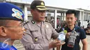 Anggota Polres Kepulauan Seribu memperlihatkan hasil temuan mereka saat razia barang bawaan wisatawan di Kali Adem, Jakarta, Kamis (5/5). (Liputan6.com/Angga Yuniar) 