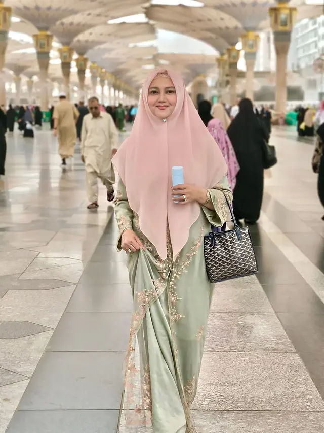 7 Potret Artis Lebaran 2025 di Tanah Suci, Bella Saphira hingga Adipati Dolken
