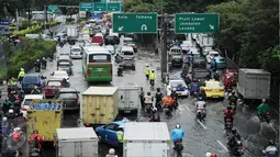 Kepadatan lalu lintas terlihat di Jalan S Parman arah Tomang, Jakarta Barat, Selasa (21/2). Kemacetan terjadi sebagai imbas genangan air sekitar 20-30 cm di depan Universitas Tarumanagara (Untar). (Liputan6.com/Gempur M Surya)