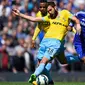 Gelandang Crystal Palace, Joe Ledley (kedua kiri) berebut bola dengan pemain chelsea Willian (kedua kanan) saat Laga Liga Premier Inggris di Stamford Bridge, Minggu (3/5/2015). Chelsea menang 1-0 atas Crystal Palace. (Reuters/Dylan Martinez)