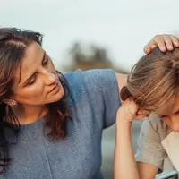 Ilustrasi pendampingan Anak Korban Bully oleh ibu. (Sumber foto: Pexels.com).