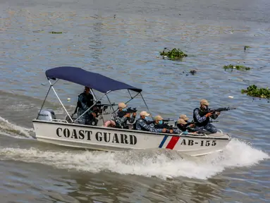 Personel Penjaga Pantai Filipina (Philippine Coast Guard/PCG) latihan kemampuan respons ancaman bom dan penyanderaan di dermaga, Manila, Filipina, 1 Desember 2020. Latihan ini untuk menunjukkan kemampuan dalam memastikan keamanan pelabuhan terutama di musim liburan mendatang. (Xinhua/Rouelle Umali)