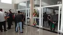 Keluarga dan kerabat melayat almarhum  Hari Darmawan di rumah duka Sinar Asih, Bondongan, Bogor, Sabtu (10/3). Juru Bicara keluarga Hari Darmawan, Ilham Fadjriansyah, mengatakan, jenazah akan disemayamkan di Bali. (Liputan6.com/Achmad Sudarno)