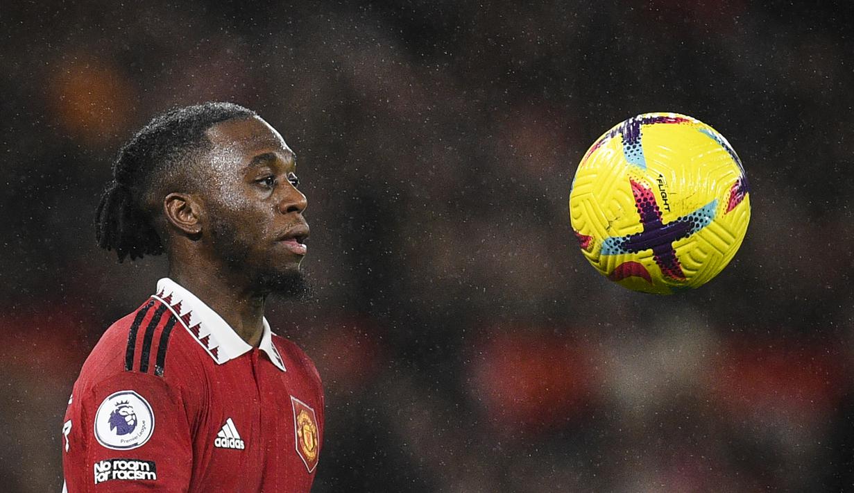 Bek Manchester United, Aaron Wan Bissaka saat menghadapi Nottingham Forest pada laga Liga Inggris 2022/2023 di Old Trafford Stadium, Manchester (27/12/2022). Aaron Wan Bissaka dibeli MU dari Crystal Palace pada awal musim 2019/2020 dengan mahar senilai 55 juta euro atau kini hampir setara Rp900 miliar. Masih menyisakan kontrak hingga 30 Juni 2024, ia telah bermain dalam 160 laga di semua ajang dengan torehan 2 gol dan 11 assist. (AFP/Oli Scarff)