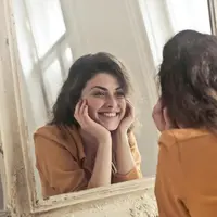 Wanita bahagia (pexels.com/Andrea Piacquadio).